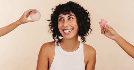 Menstruationsprodukter, menstruationskop, menstruationsdisk, pige, smil