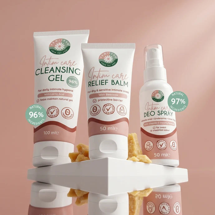 Die FemiEko Intimpflege-Serie: Intimgel, Deospray und Balsam vor rosa Hintergrund.