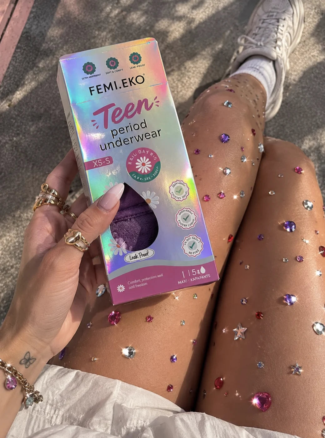 Femieko Teen-Verpackung in der Hand bei Tageslicht