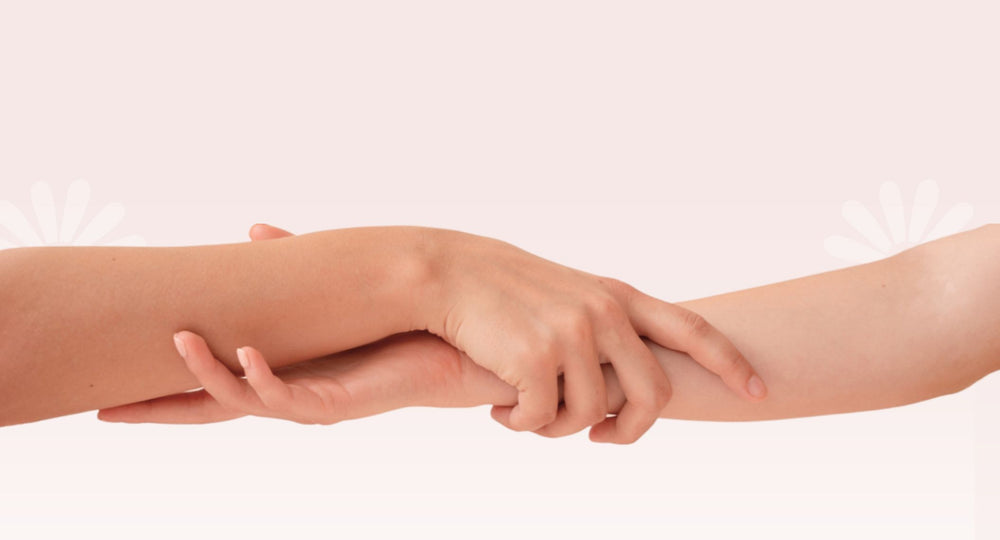 Zwei Hände, die einander halten, ein Symbol für Partnerschaft