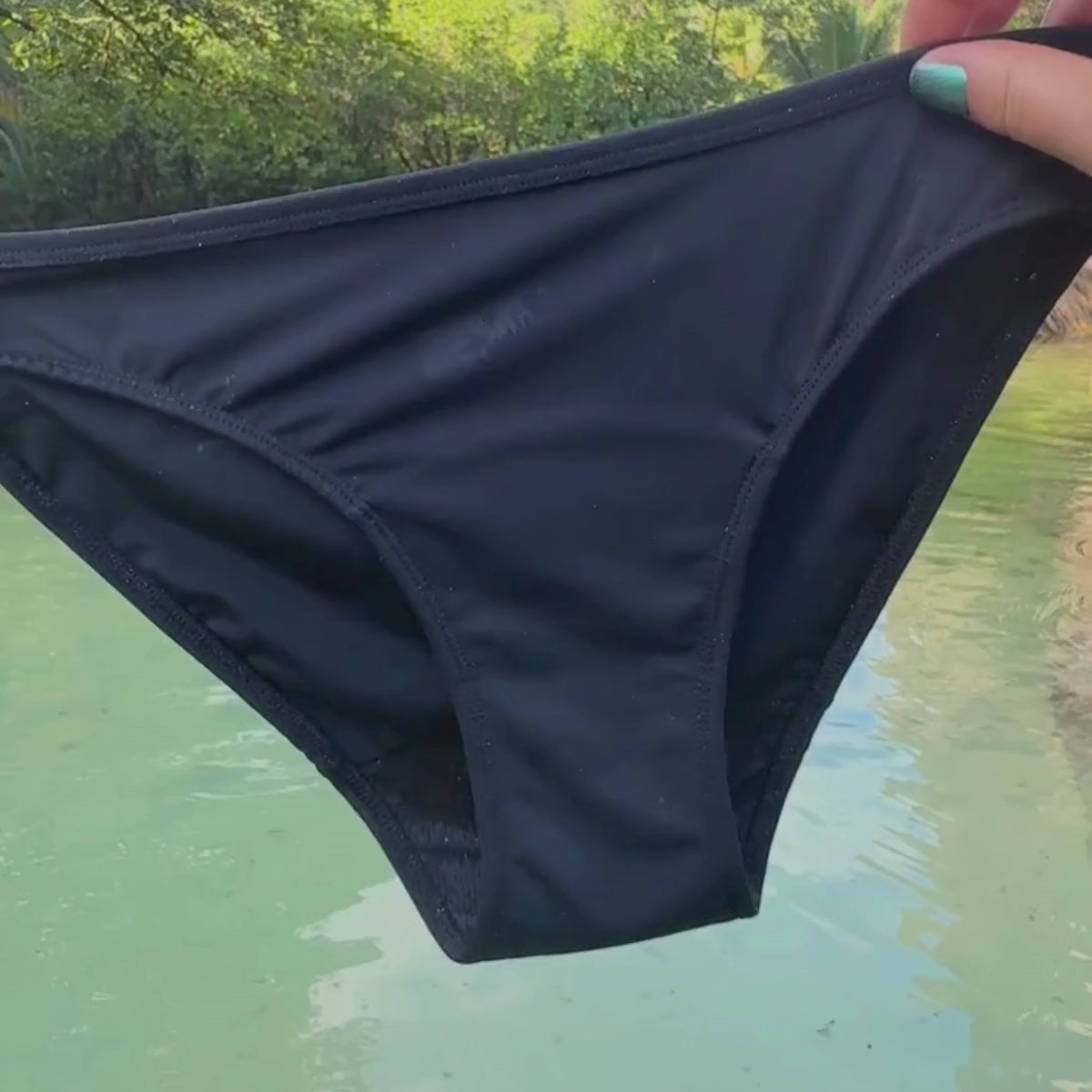 Video laden: Femi.Eko® Maja – badetøj til menstruation, i flot rød farve med solbeskyttelse