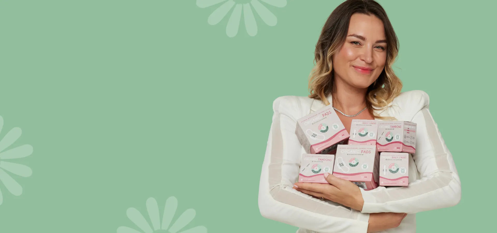 Narcisa, Gründerin von Femieko, mit den Produkten der Marke