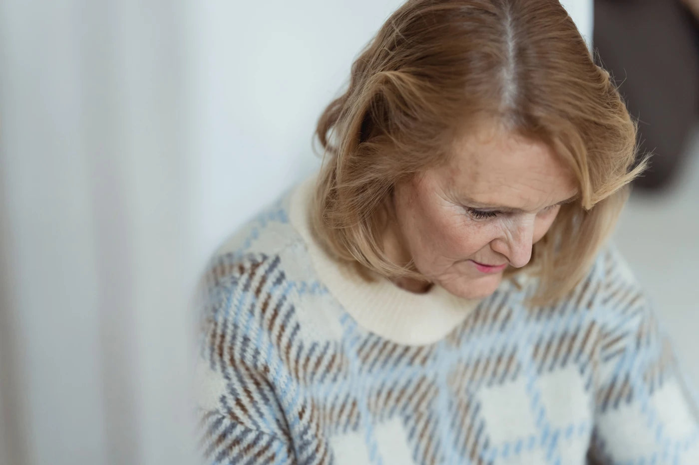 Reife Frau in einem ruhigen Moment zu Hause im natürlichen Licht