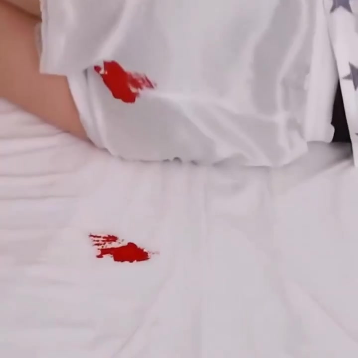 Menstruationsfleck auf einem weißen Laken