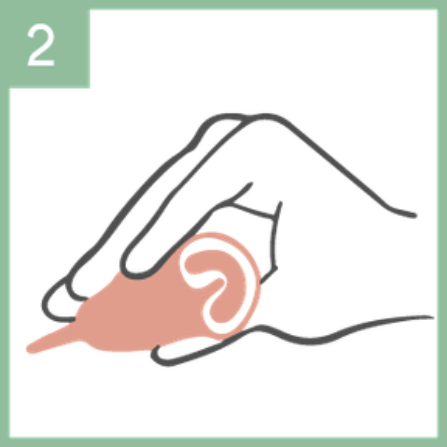 FemiEko-Illustration: eine zwischen den Fingern gefaltete Menstruationstasse